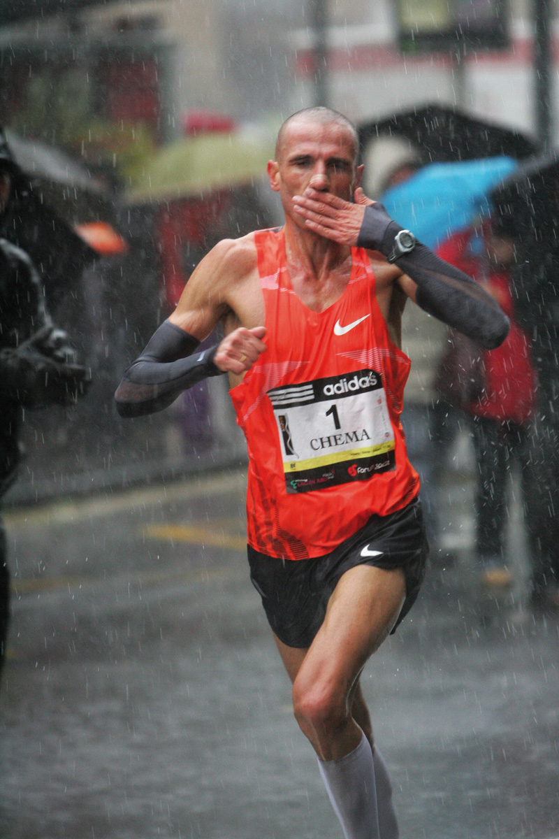 Chema Martínez arriving at the finish line