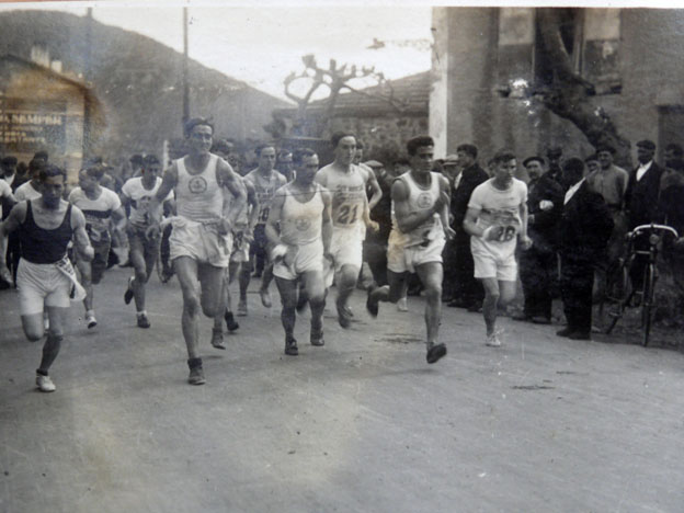 Groupe de coureurs sur la ligne de départ